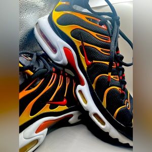 Nike Air Max Plus  Reverse Sunset Black Red Mens Size 10 Excellent Condition!